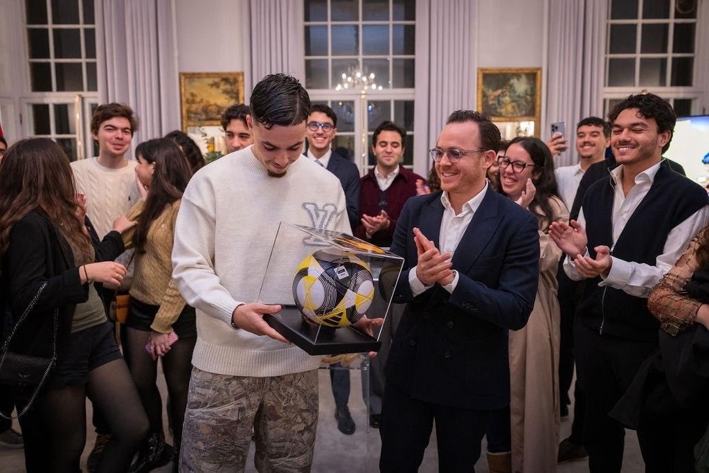 سفير المغرب في لندن يكرّم لاعب واتفورد عثمان معما