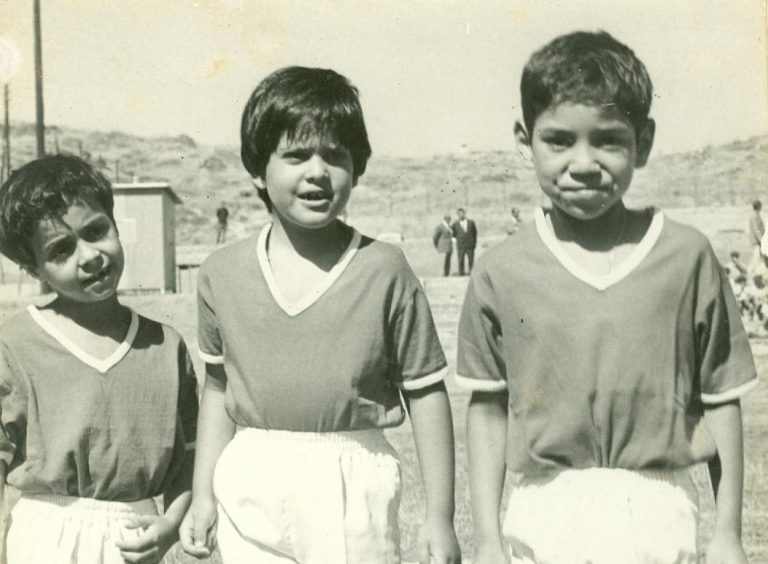 الأمير هشام ينشر صورة نادرة للملك محمد السادس أثناء لعب كرة القدم