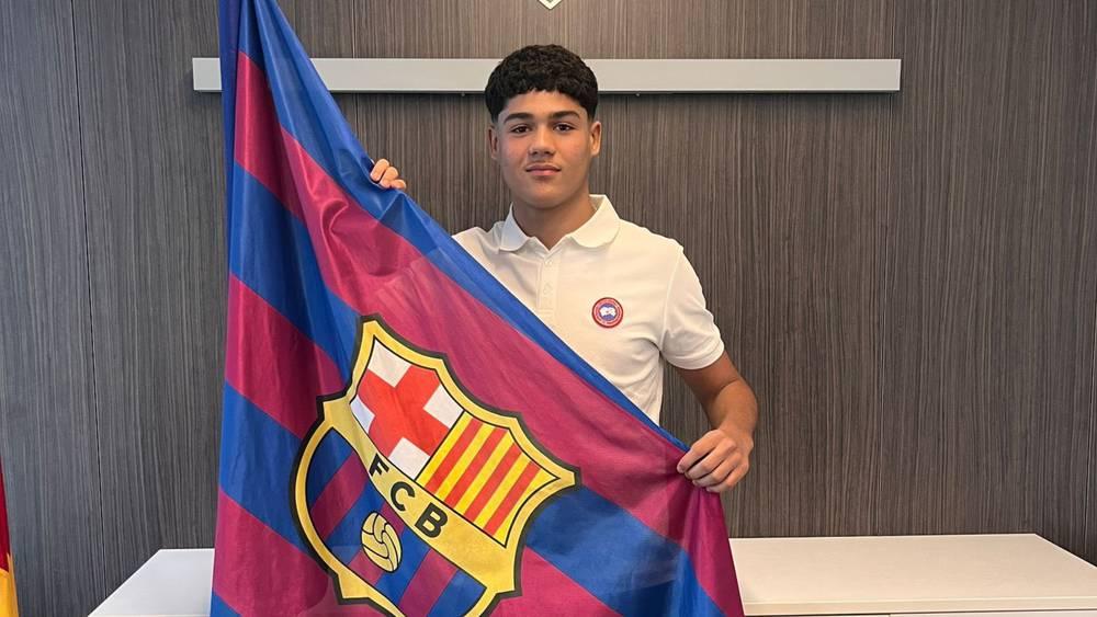 برشلونة يجدد عقد المهاجم المغربي إسماعيل زياني