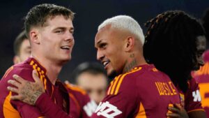 روما يفوز ويقلص الفارق مع ميلان المتصدر في الدوري