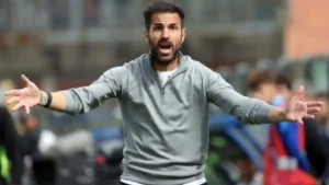 فابريغاس يثير الجدل حول استدعاء لاعب كومو للكان بعد الخسارة