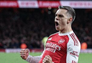 أرسنال يفوز بـ”سيناريو مجنون” ويواصل صدارة الدوري الإنجليزي