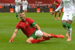 رومان سايس يغادر مباراة المغرب وجزر القمر للإصابة