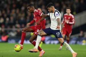 ليفربول يفوز على توتنهام بغياب صلاح في الدوري الإنجليزي