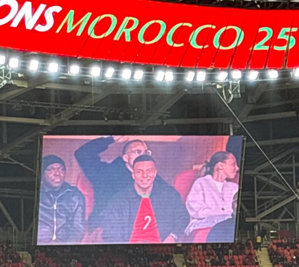 مبابي يتابع مباراة المغرب ومالي بالرباط مرتديًا قميص "أسود الأطلس"