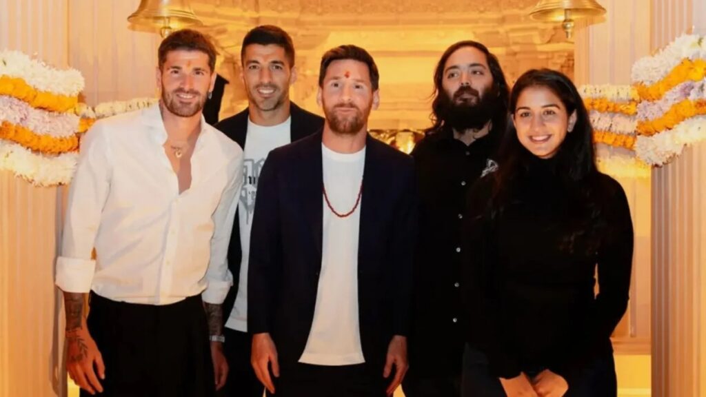 ميسي يتلقى ساعة فاخرة في الهند بقيمة 1.3 مليون دولار