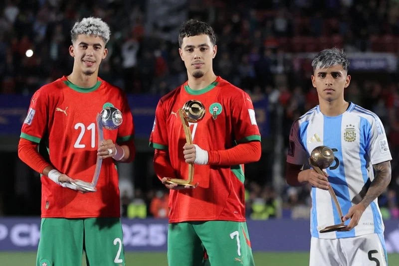 فيفا يشيد بنجوم جدد ويبرز اسم لاعب مغربي واعد