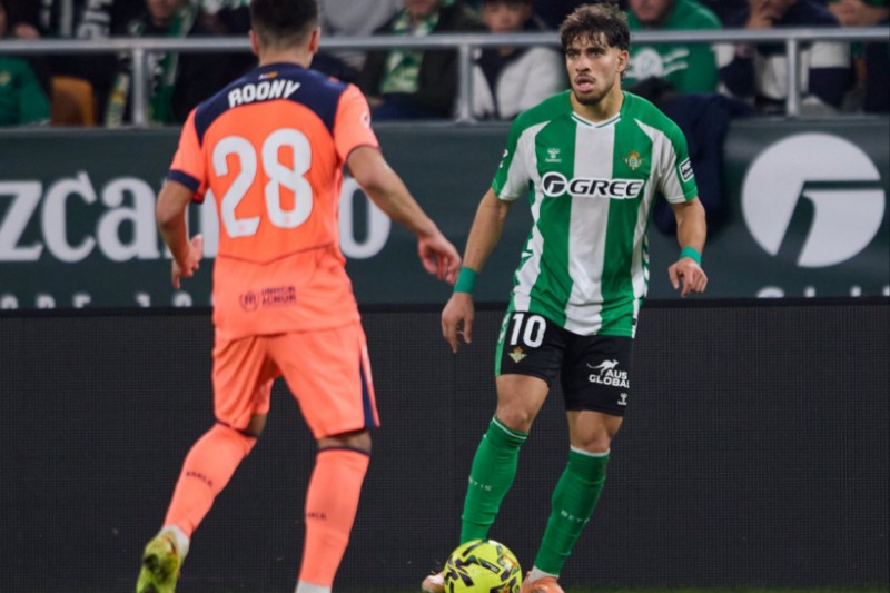 بيتيس في ورطة… ونجم مغربي في قلب العاصفة