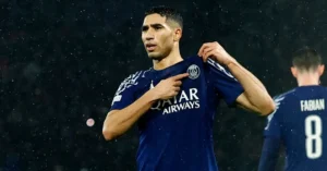 حكيمي يظهر بالمغرب دون جبيرة.. هل يشارك بأمم أفريقيا؟