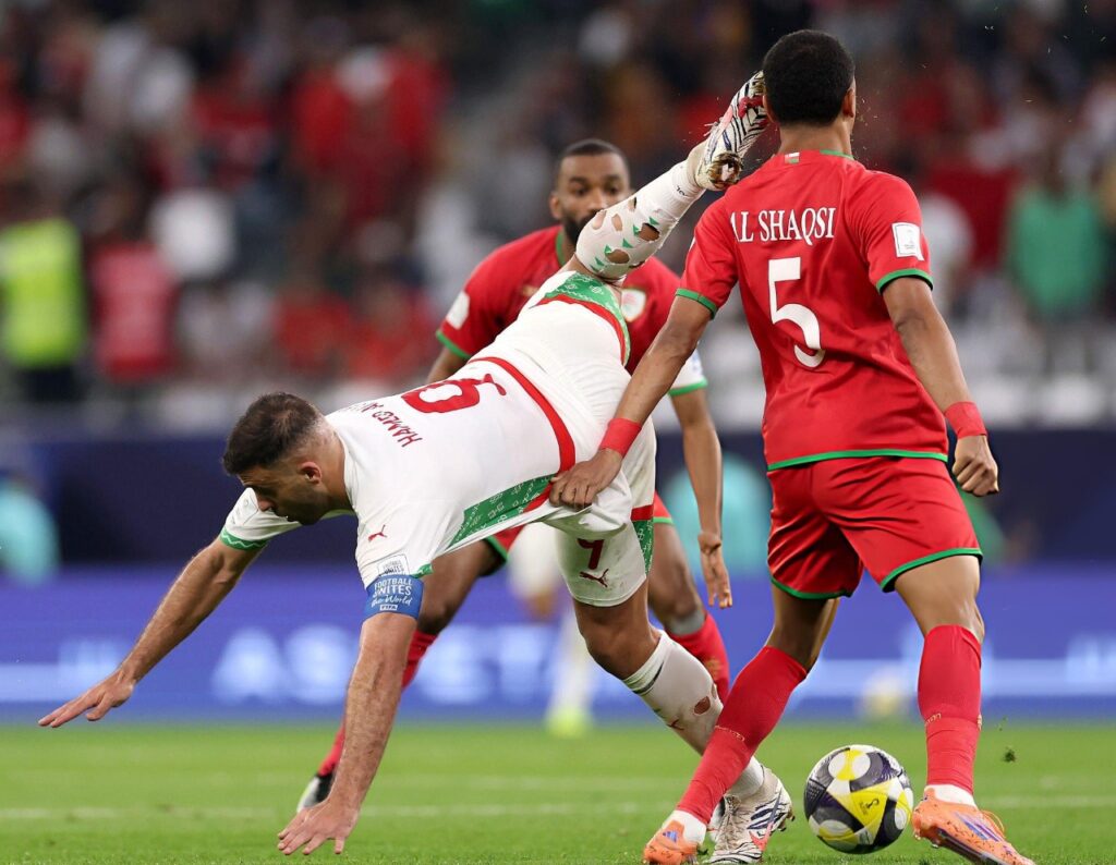 بطاقة حمراء مثيرة للجدل.. الجماهير تتساءل: حمدالله هل يلعب الكراطي؟