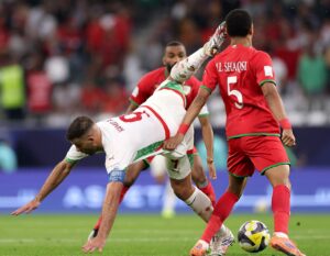 بطاقة حمراء مثيرة للجدل.. الجماهير تتساءل: حمدالله هل يلعب الكراطي؟