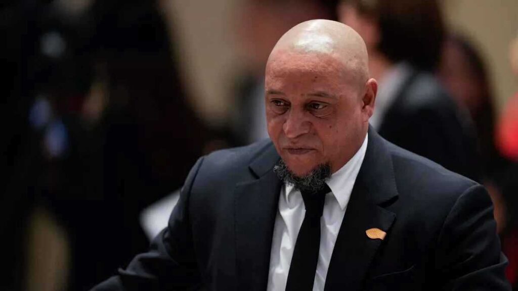 روبيرتو كارلوس يعلق على العملية الجراحية ويطمئن الجماهير