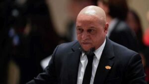 روبيرتو كارلوس يعلق على العملية الجراحية ويطمئن الجماهير