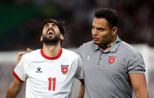 إصابة يزن النعيمات تحبس أنفاس الجماهير الأردنية في كأس العرب (فيديو)