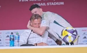 صفعة ومصافحة: لحظة كوميدية بين رونار والحمدان تشعل كأس العرب