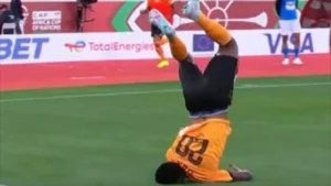 داكا يسجل هدف التعادل لزامبيا ويُصاب في الرأس.