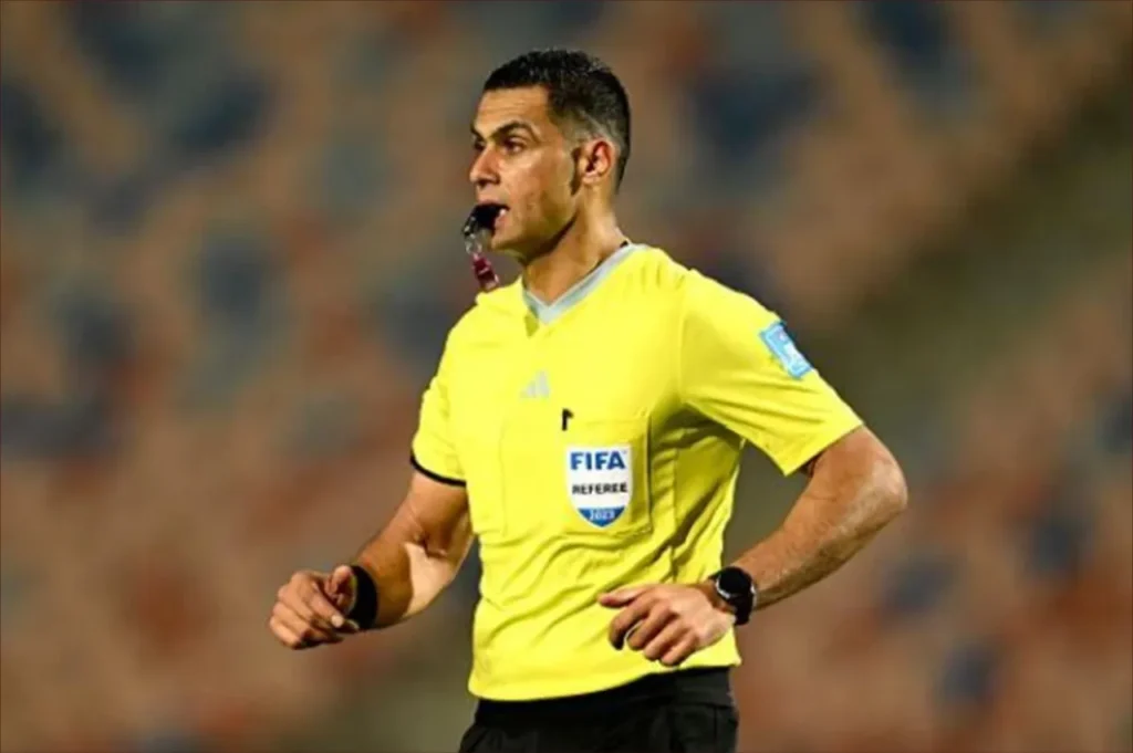 محمد معروف يُشهر أول بطاقة حمراء مباشرة بكأس أفريقيا 2025