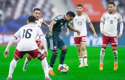 الأمطار تؤجل الشوط الثاني من مباراة الإمارات والسعودية