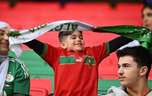 جمهور مغربي يساند الجزائر في الرباط خلال مباراة السودان