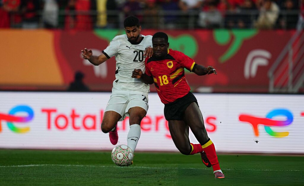 مصر تتعادل مع أنغولا وتتصدر مجموعتها في أمم أفريقيا