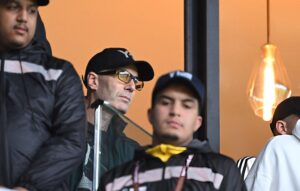 زيدان يتابع مباراة الجزائر بالمغرب لمساندة ابنه لوكا.