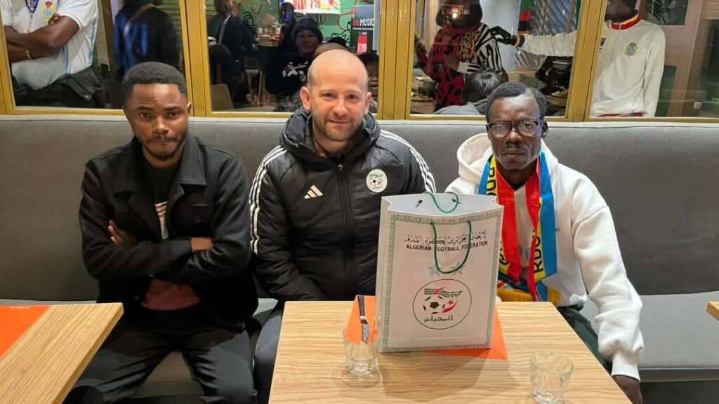 "الفاف" يستقبل مشجعًا كونغوليًا بمقر إقامة المنتخب الجزائري