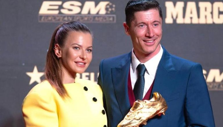 زوجة ليفاندوفسكي تلمح لرحيل اللاعب عن برشلونة