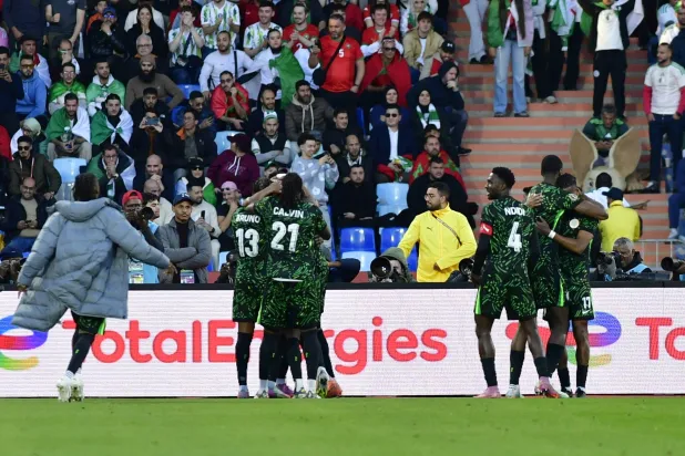 "الكاف" يفتح تحقيقًا في أحداث مباراة الجزائر ونيجيريا