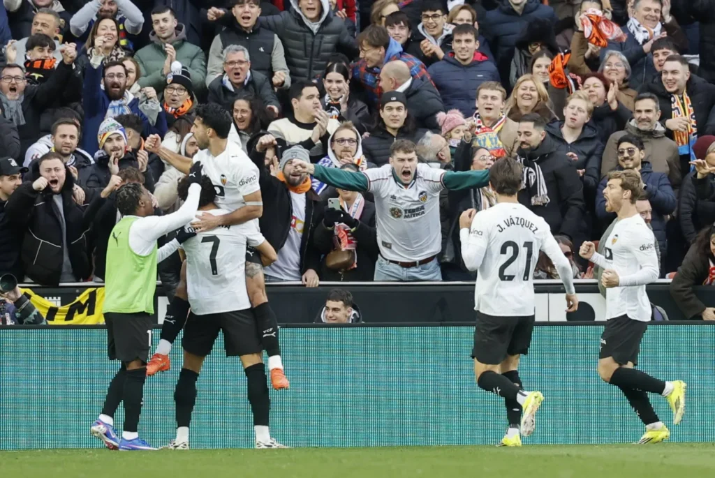 فالنسيا يفوز على إسبانيول 3-2 في مباراة مثيرة بالدوري الإسباني