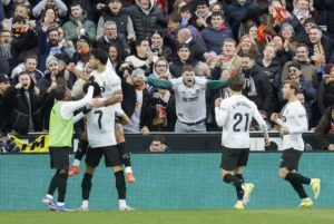 فالنسيا يفوز على إسبانيول 3-2 في مباراة مثيرة بالدوري الإسباني