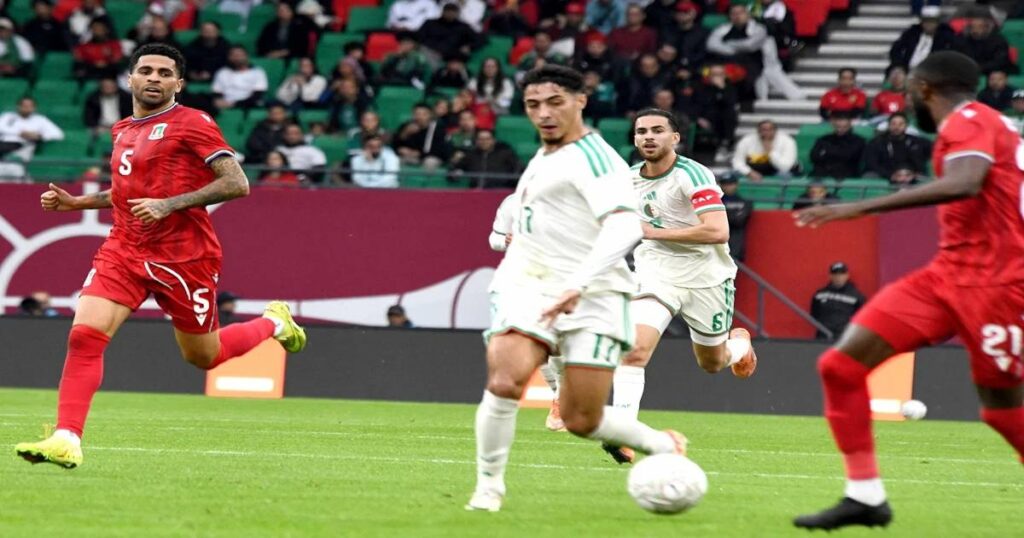 طاقم الجزائر يتورط في "سرقة" كرات بمباراة الكاف بالرباط