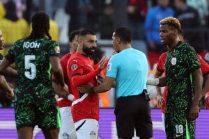 حكام مغاربة يديرون مباراة مصر ونيجيريا بإشادة في أمم إفريقيا