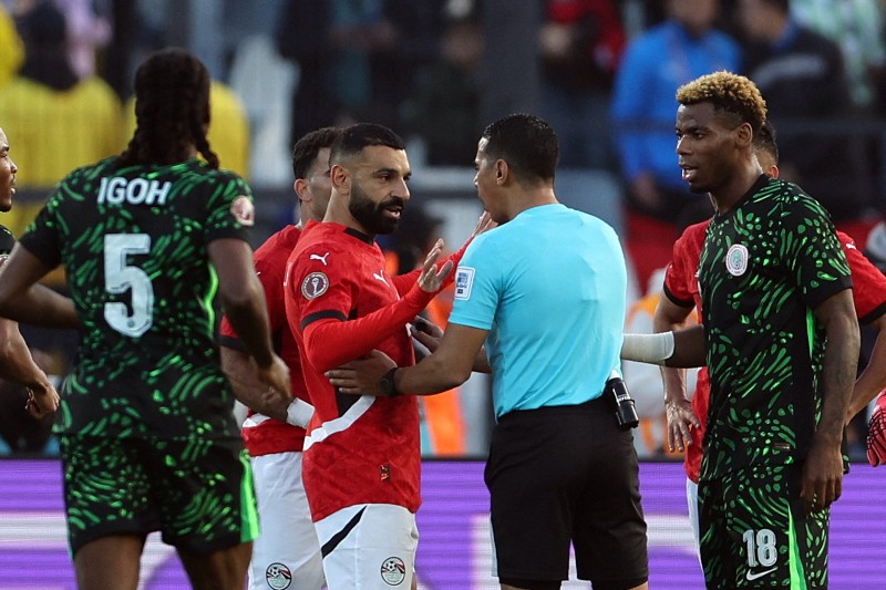 حكام مغاربة يديرون مباراة مصر ونيجيريا بإشادة في أمم إفريقيا