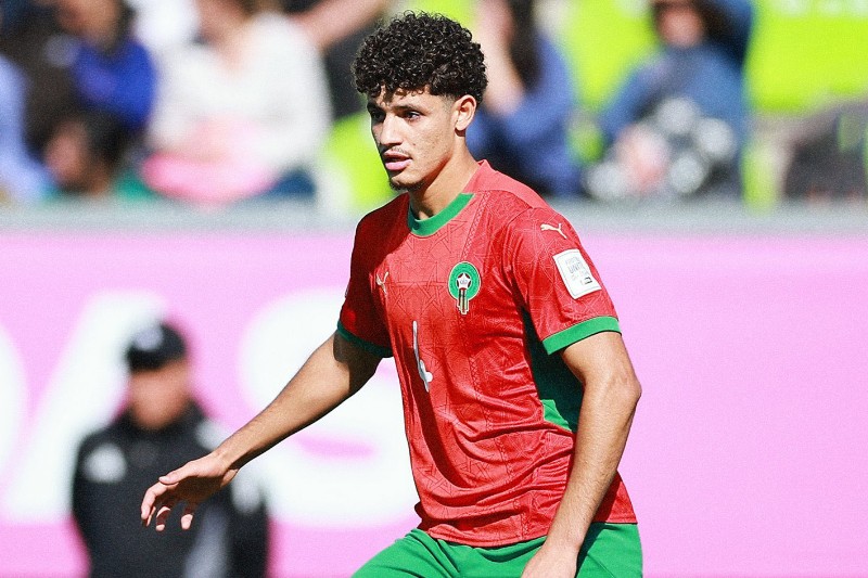 مدافع كامبور المغربي يرفض سانت إيتيان الفرنسي