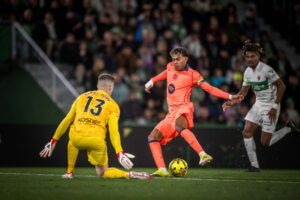 برشلونة يفوز على إلتشي ويتصدر الدوري الإسباني