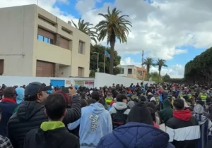 مغاربة يتوافدون على سفارة الكونغو للحصول على تذاكر مباراة الجزائر