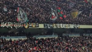 تحذيرات لجمهور الجيش الملكي بعد فضائح بالجزائر قبل لقاء القبائل