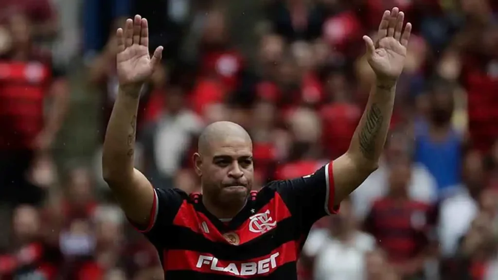 أدريانو يهدد محتالاً بعد سرقة والدته في البرازيل