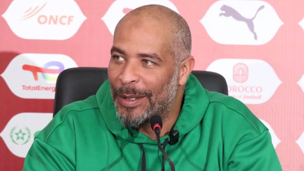 مدرب نيجيريا يعلن دعمه للمغرب والسنغال في النهائي
