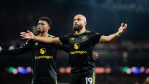 مانشستر يونايتد ينتصر على أرسنال بثلاثية مثيرة بالدوري الإنجليزي