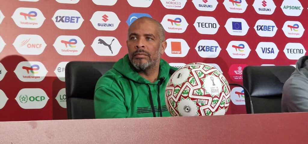 مدرب نيجيريا يشيد بالمغرب بعد الإقصاء ويوضح قراره