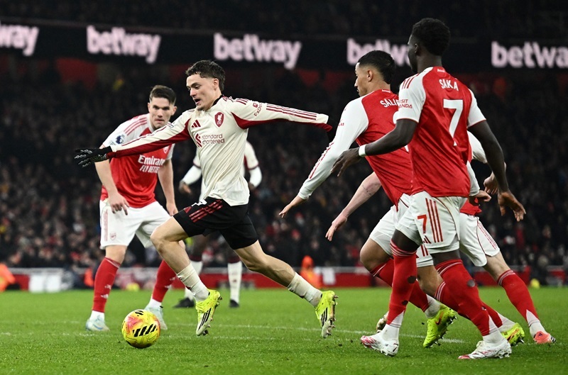 أرسنال يتعادل سلبيًا مع ليفربول ويضيع الصدارة بالدوري