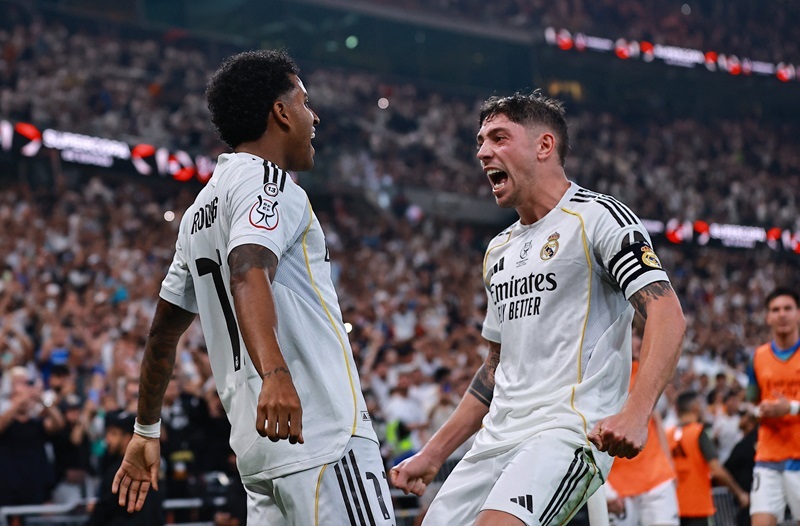 ريال مدريد يفوز على أتلتيكو ويبلغ نهائي السوبر الإسباني