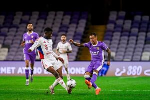 العين يفوز على الشارقة بهدف رحيمي ويتصدر الدوري الإماراتي