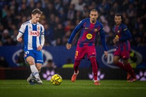 برشلونة يفوز على إسبانيول بهدفي أولمو وليفاندوفسكي