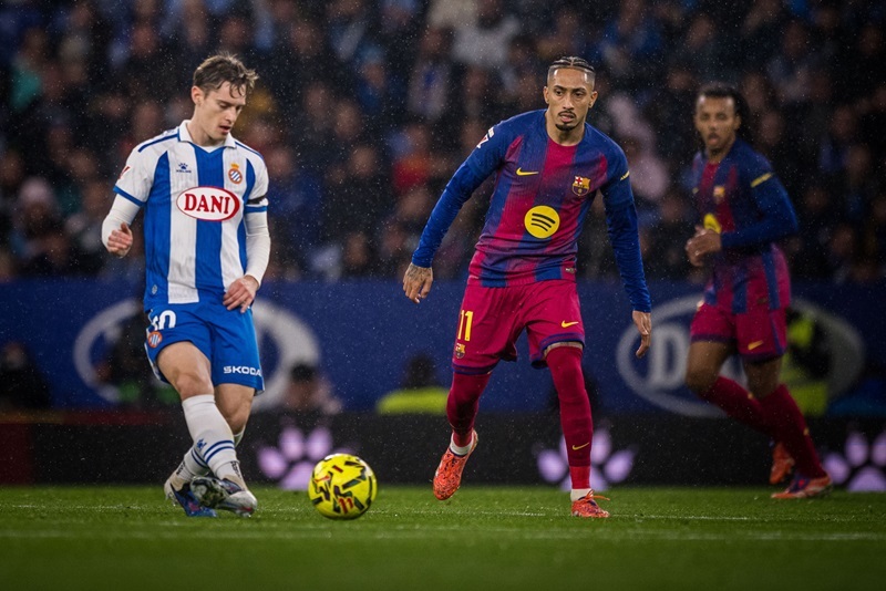 برشلونة يفوز على إسبانيول بهدفي أولمو وليفاندوفسكي