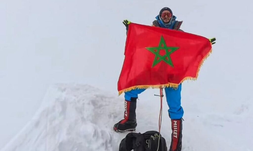 مغربي يرفع علم بلاده على قمة فينسون المتجمدة