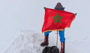 مغربي يرفع علم بلاده على قمة فينسون المتجمدة