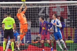 لجنة الحكام الإسبانية تعلق على أداء حكم مباراة برشلونة وإسبانيول