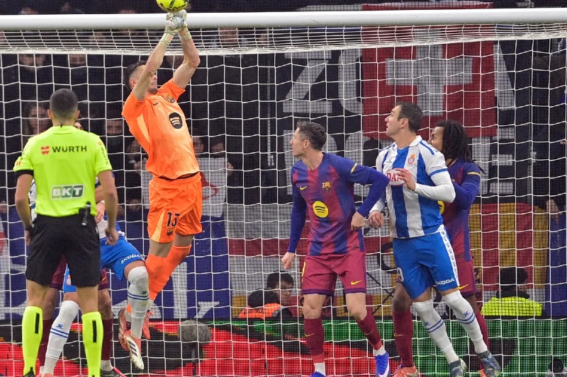 لجنة الحكام الإسبانية تعلق على أداء حكم مباراة برشلونة وإسبانيول